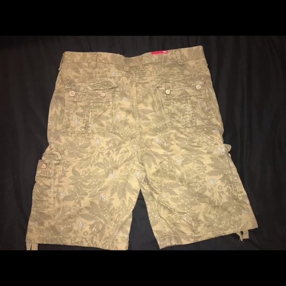 Men’s Camo/floral shorts size 42 waist - Picture 2 of 4